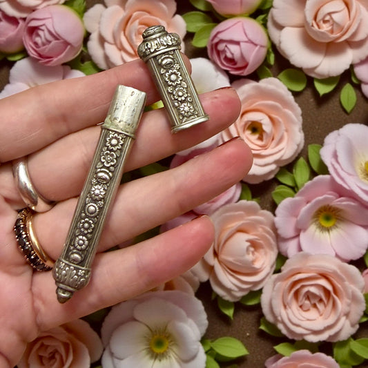 Antico porta aghi in argento 800 massiccio francese ottocentesco con minute decorazioni floreali