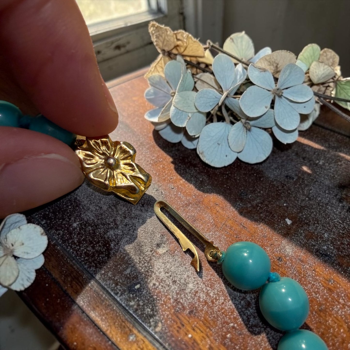 Collana choker in perle di vetro veneziano turchese con chiusura dorata, mid century 50s