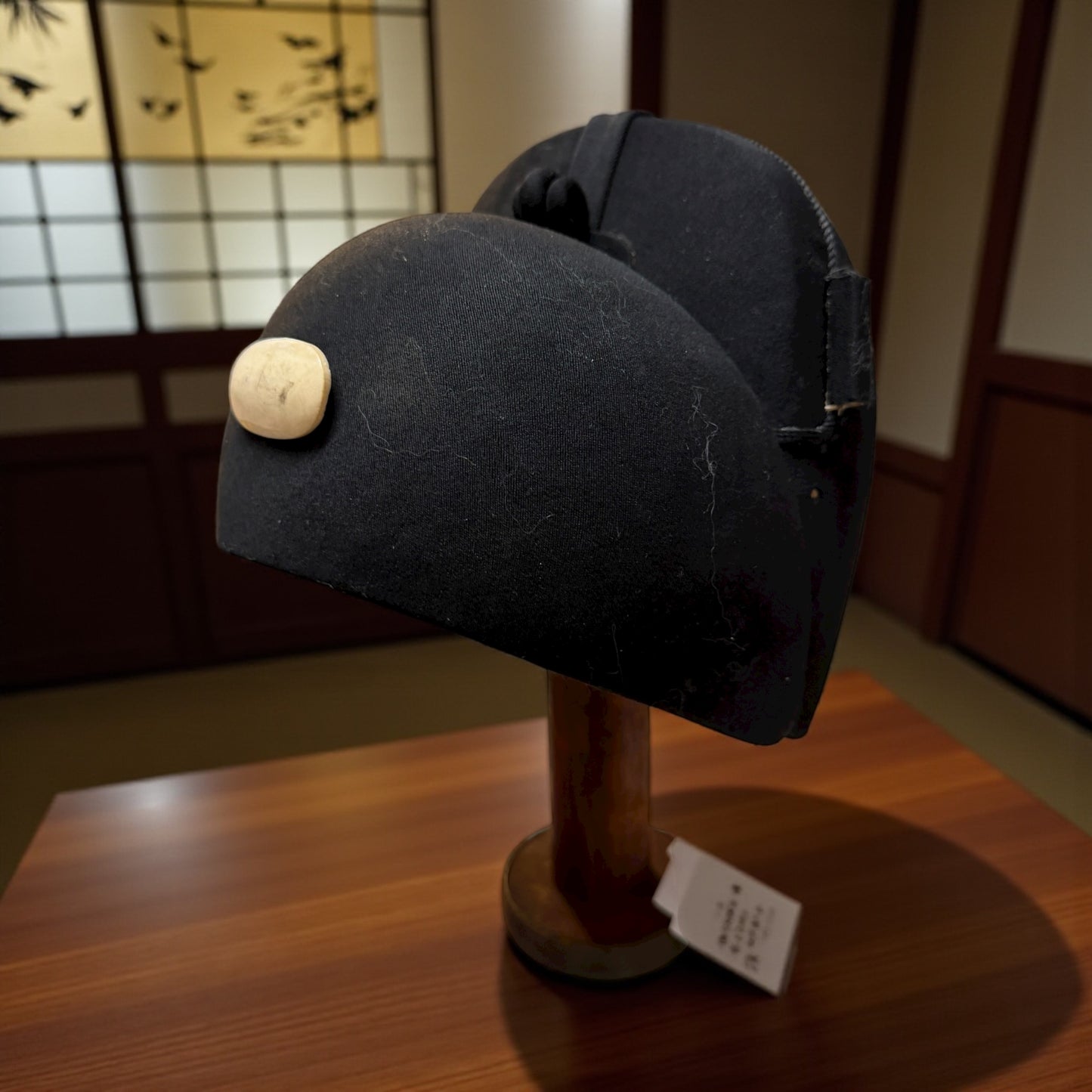 Copricapo antico cerimoniale giapponese Kanmuri con supporto