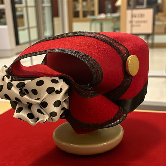 Cappellino pillbox anni ‘50 in feltro rosso rivisitato da stilista francese