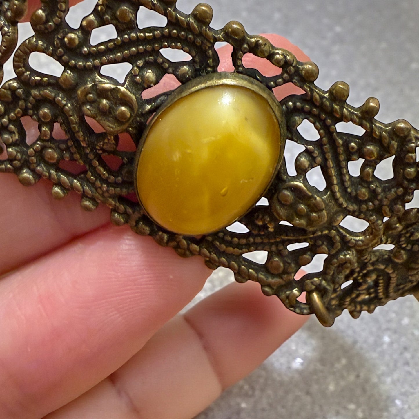 Bracciale a pizzo traforato boho chic con cabochon miele, ca metà ‘900