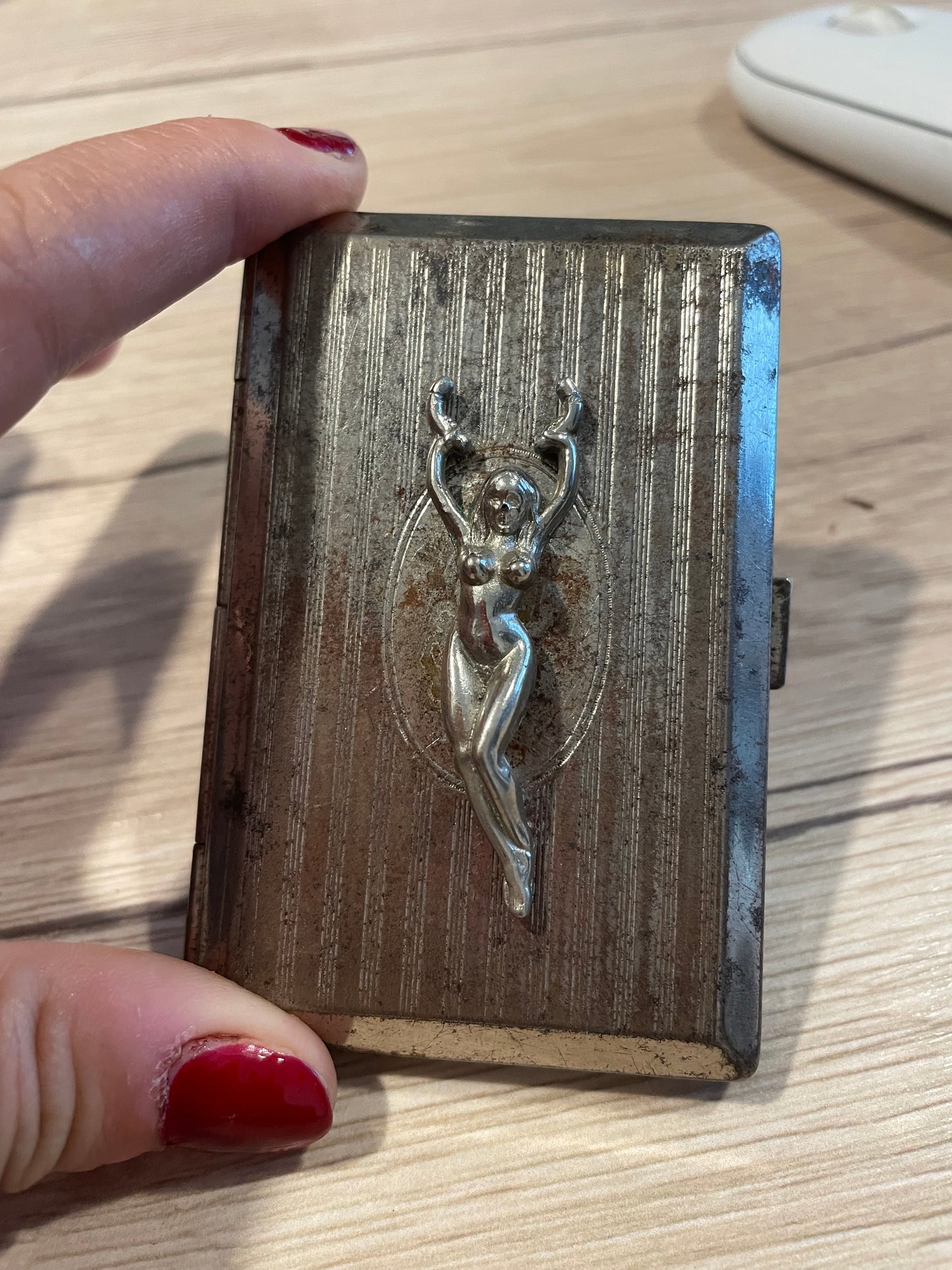 Cigarette case with nudes from the 40s