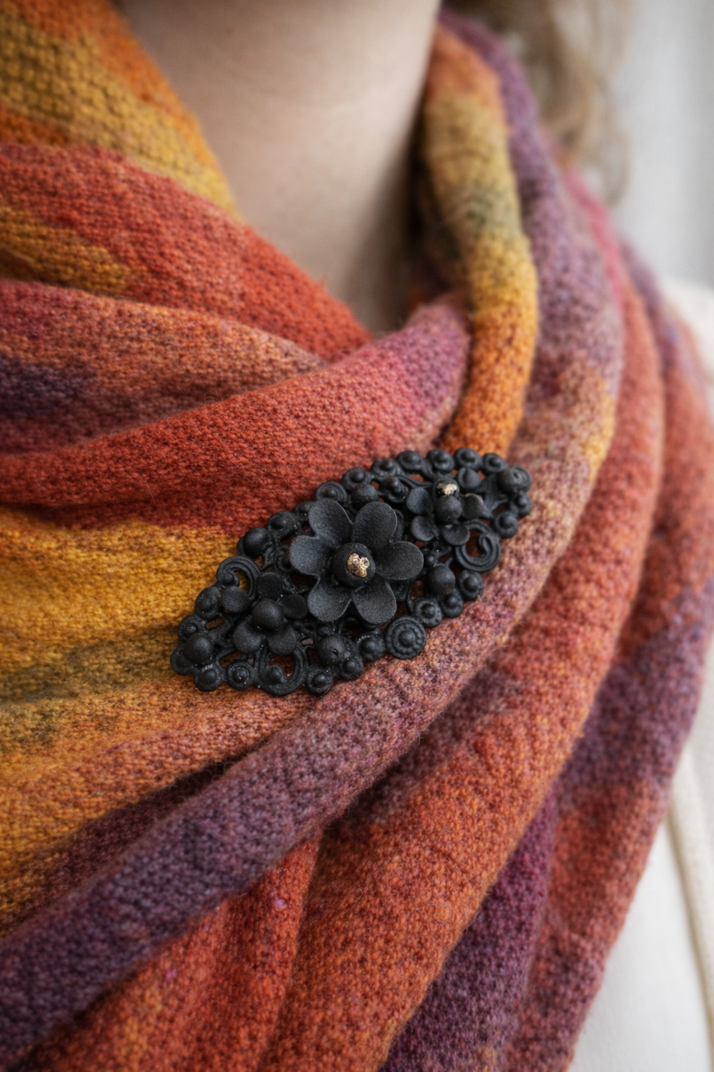 Spilla vittoriana da lutto in princisbecco smaltato opaco, circa 1880