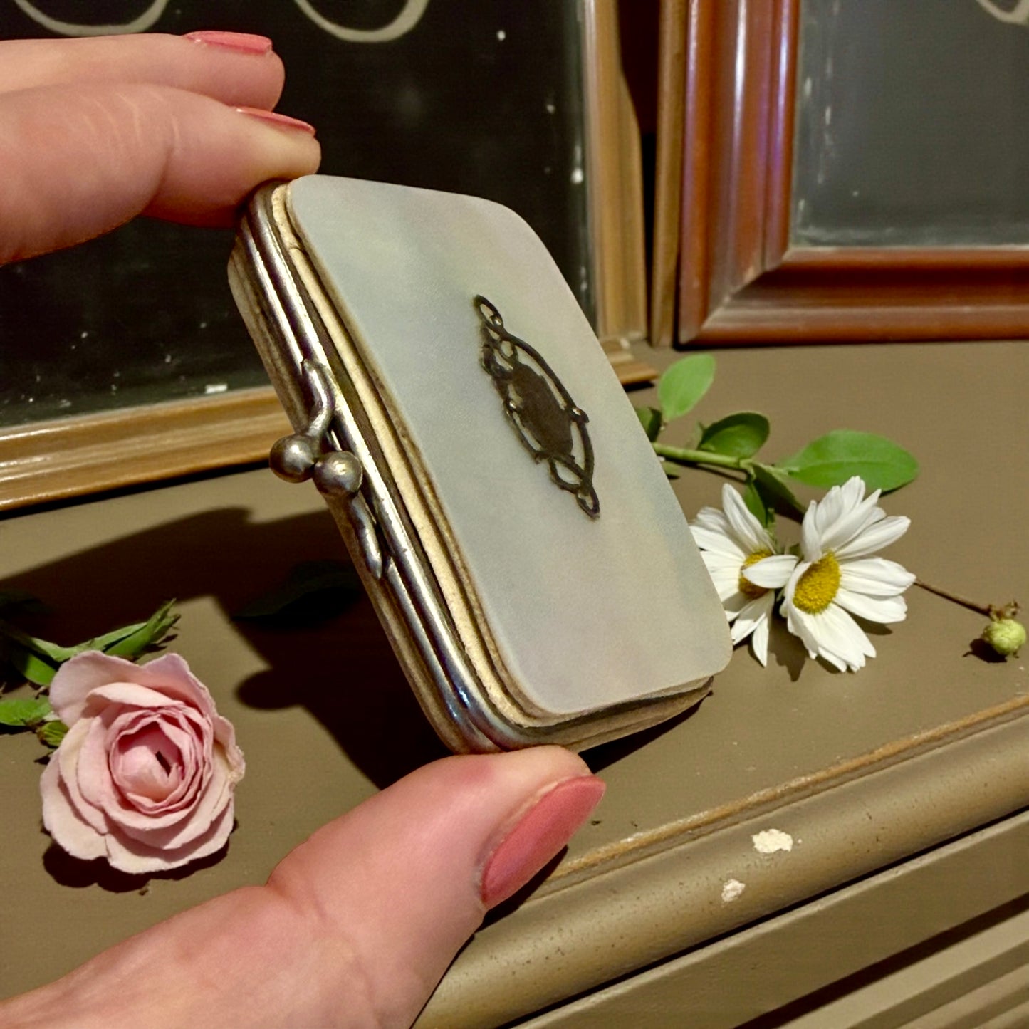 Antico porta monete Liberty anni ‘10-‘20 in madreperla, a scomparti, con fregio e chiusura argentati