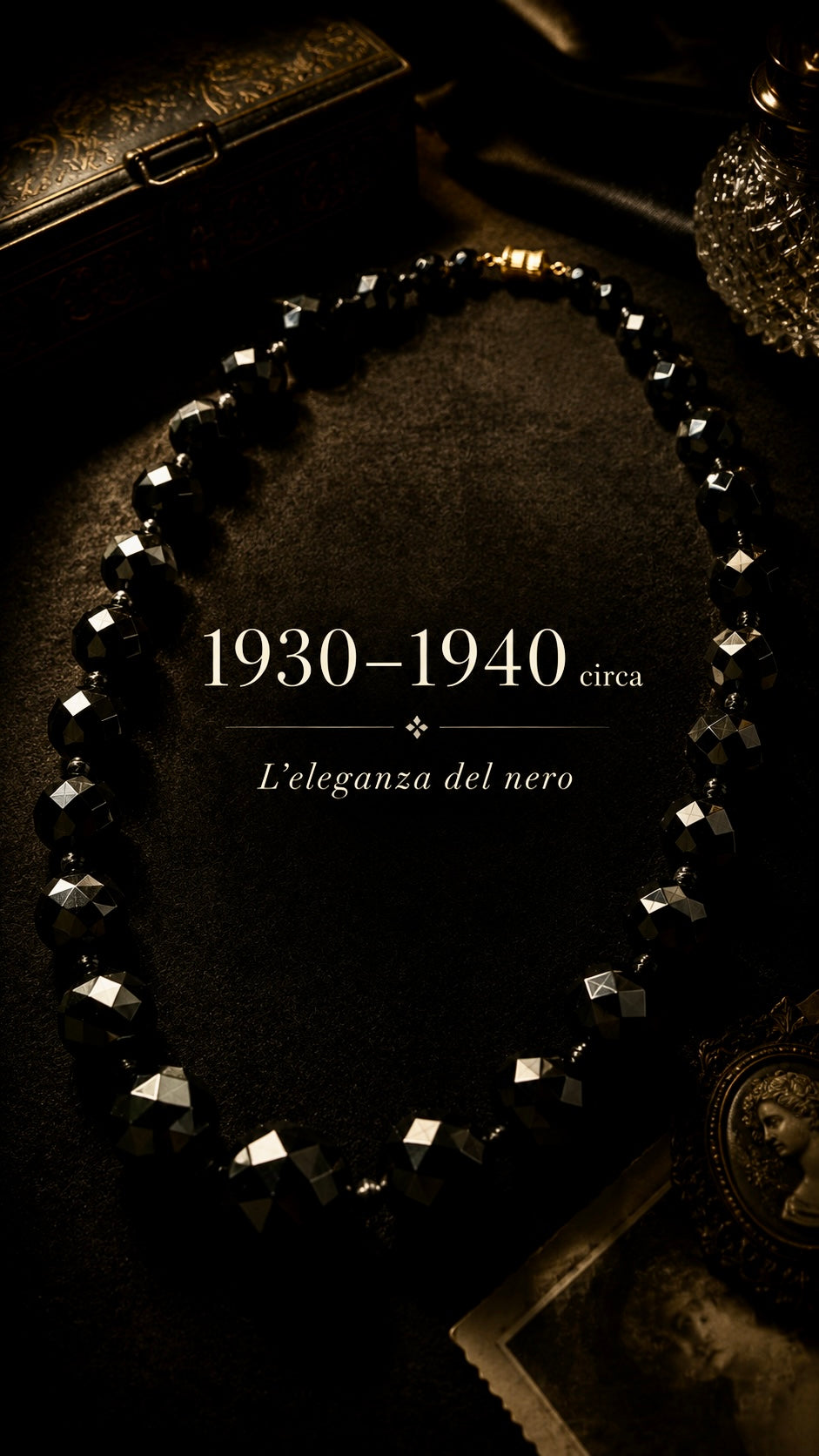 Collana 70 cm in grandi perle di vetro nero sfaccettato simil jet francese, anni 30-40