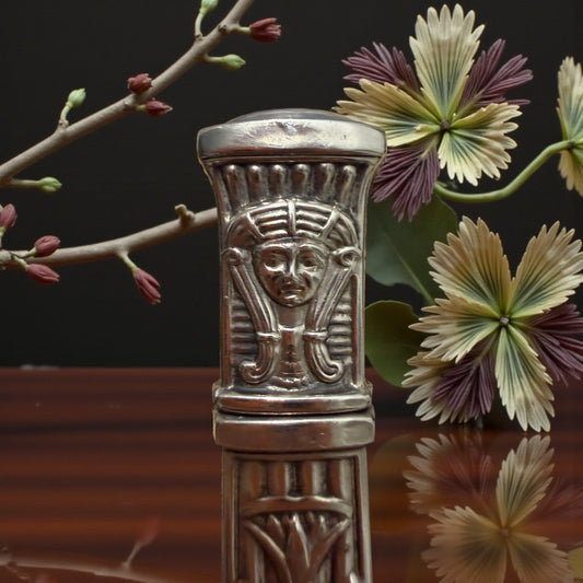 Porta aghi in argento punzonato, Egitto reinterpretato Déco, anni ‘20 ca, Francia