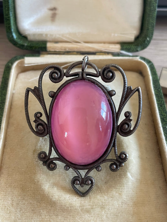 Ciondolo vintage con cabochon in vetro rosa vintage