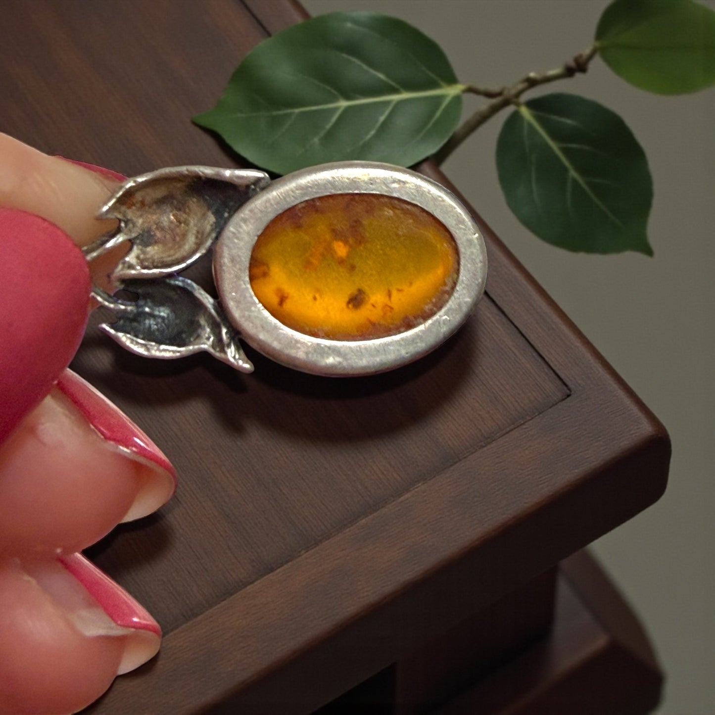 Pendente in Ambra e argento 925 con lavorazione fitomorfa