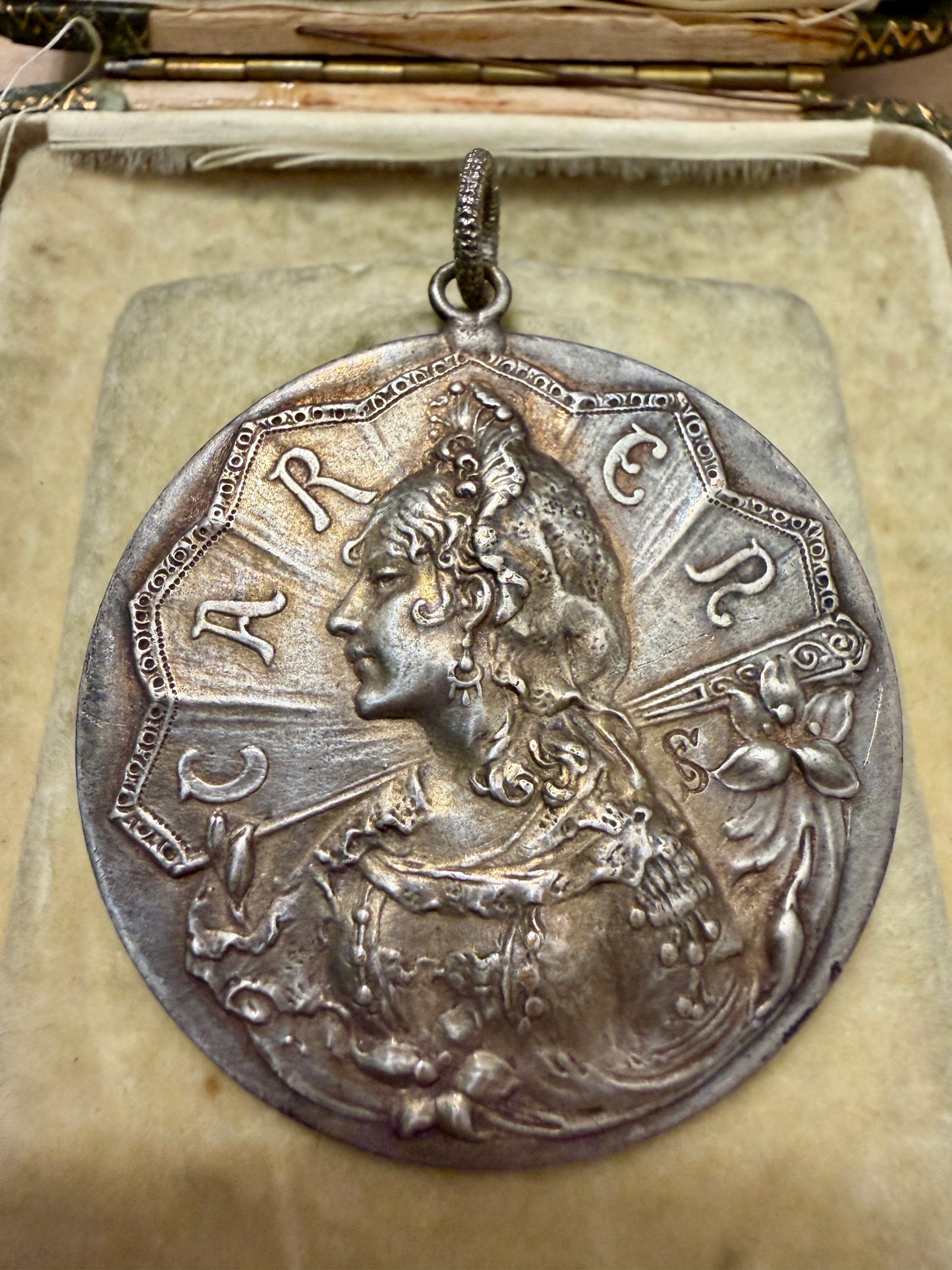 Gioiello Musa dell’Art Nouveau, Carmen come allegoria della donna nuova, fine ‘800 con scrigno