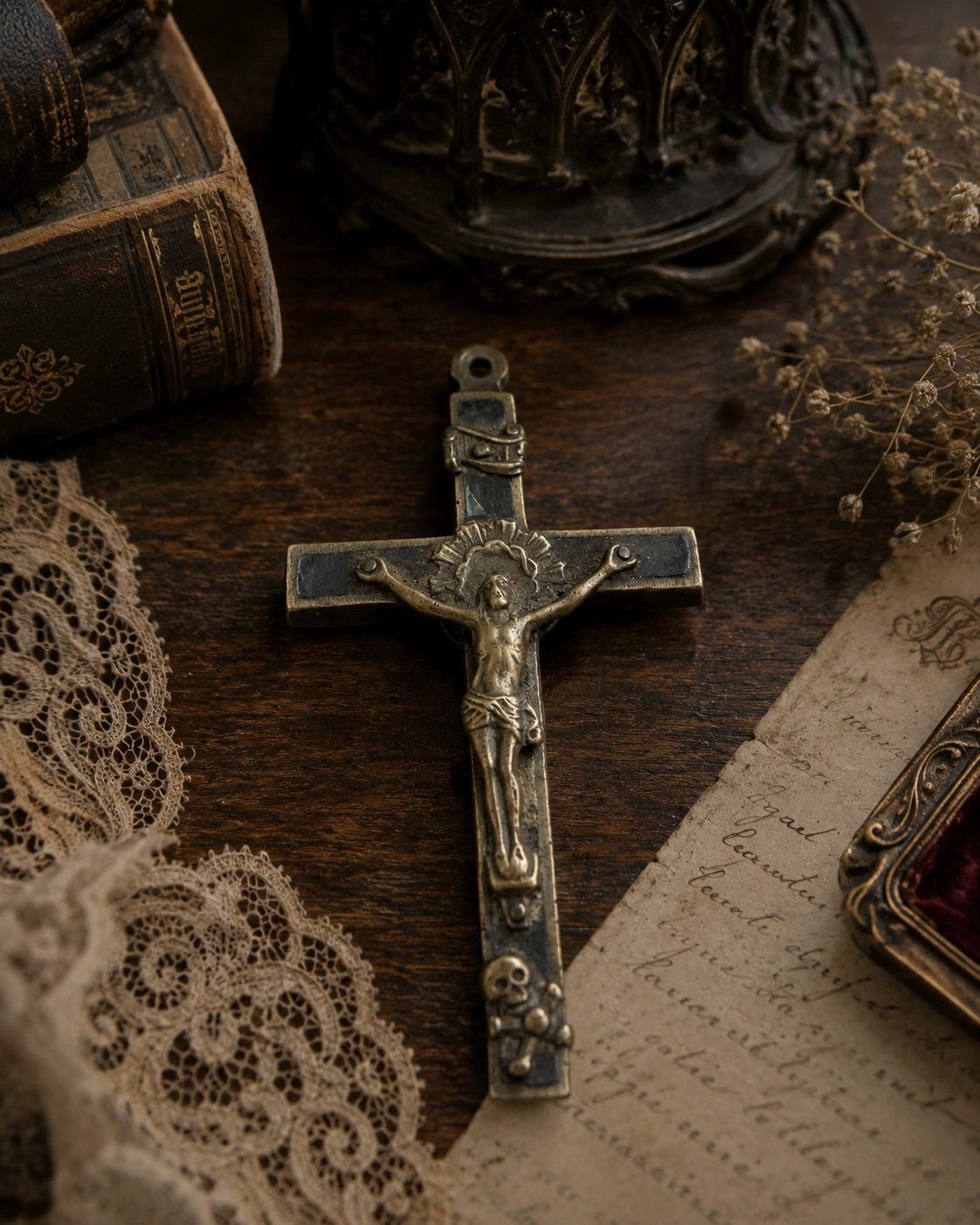 Antica croce con teschio e ossa incrociate e Cuore Sacro, fine ‘800