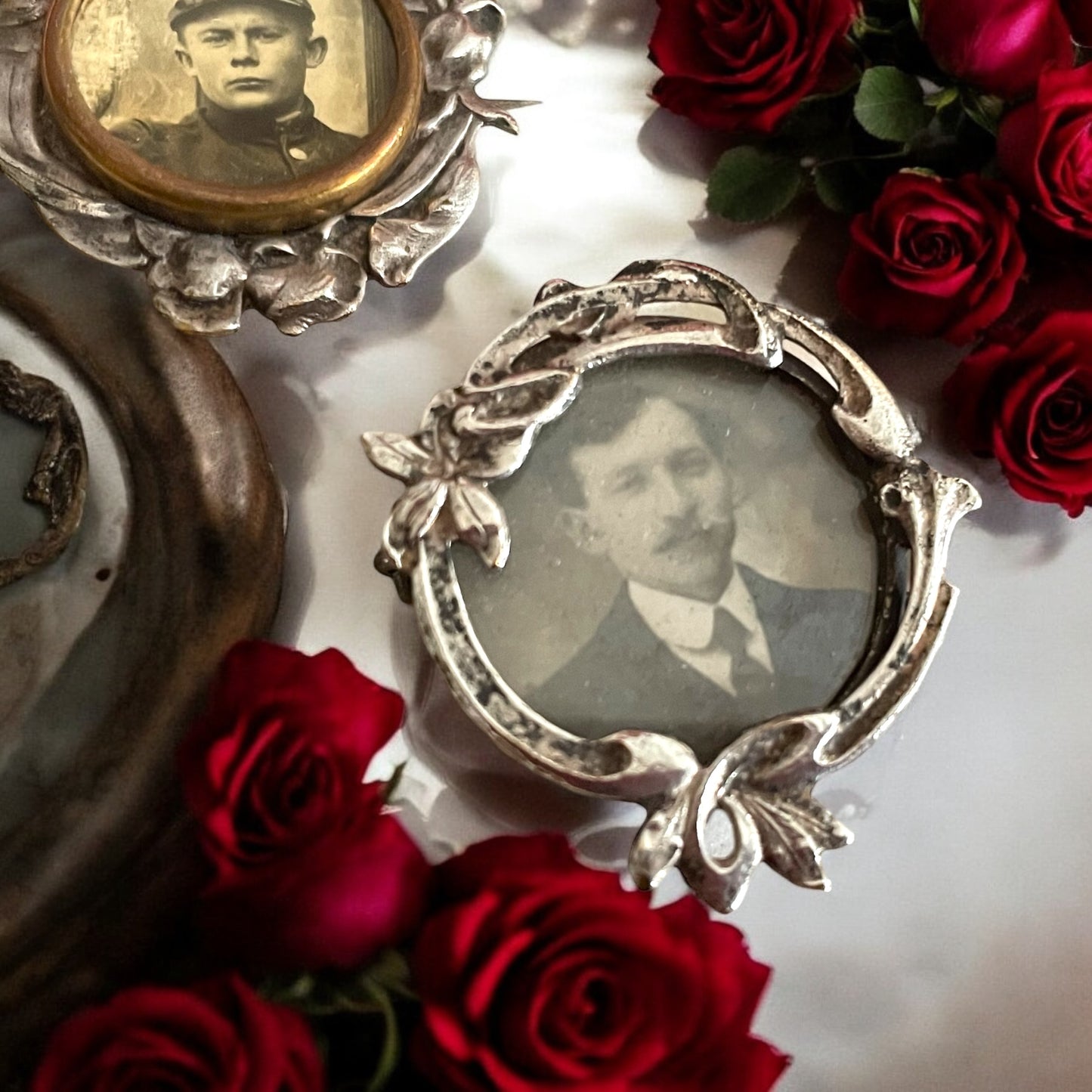 N. 8 antiche spille 1860-1920 ad memoriam con foto e scrigno