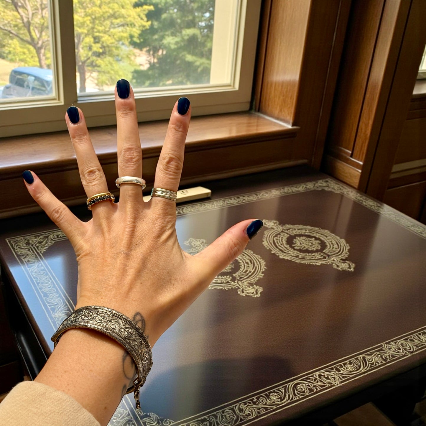 Bracciale rigido placcato argento tardo Liberty con motivo fitomorfo