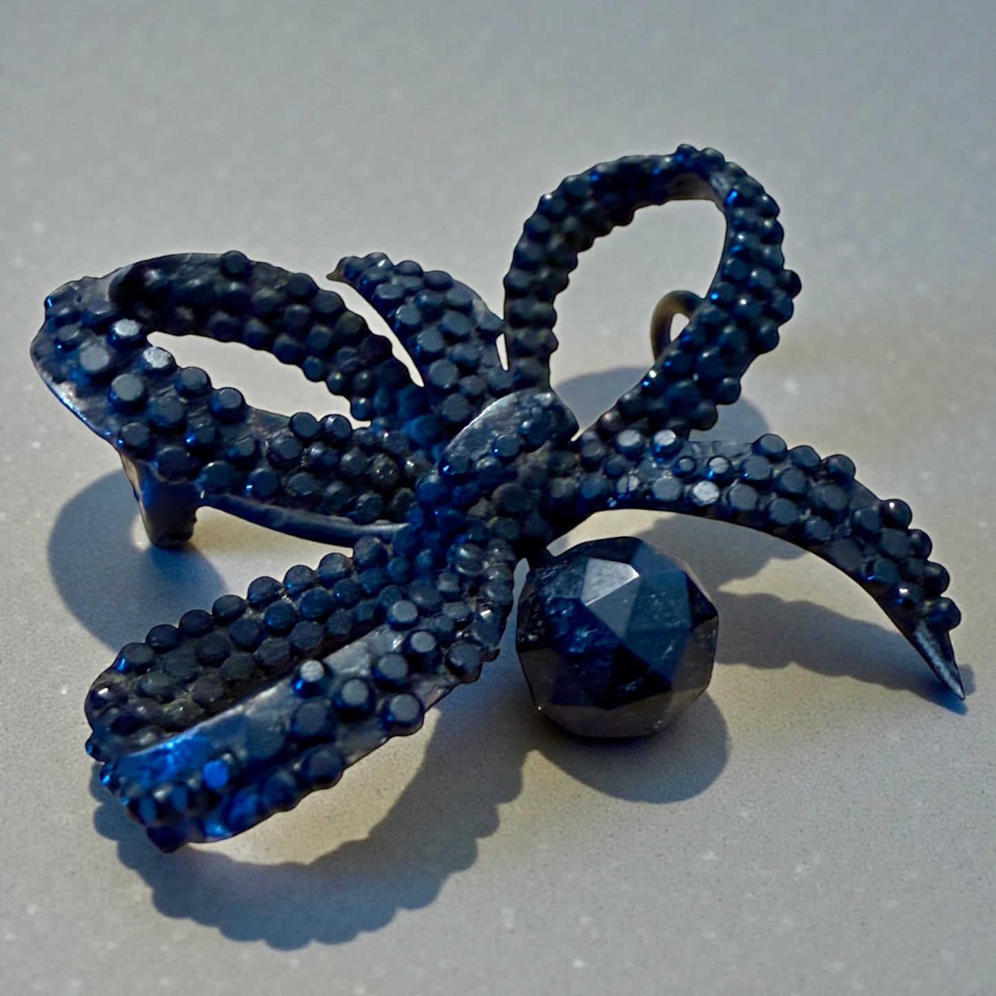 Antica spilla vittoriana da lutto fine ‘800 con nodo a tre anse e vetro sfaccettato