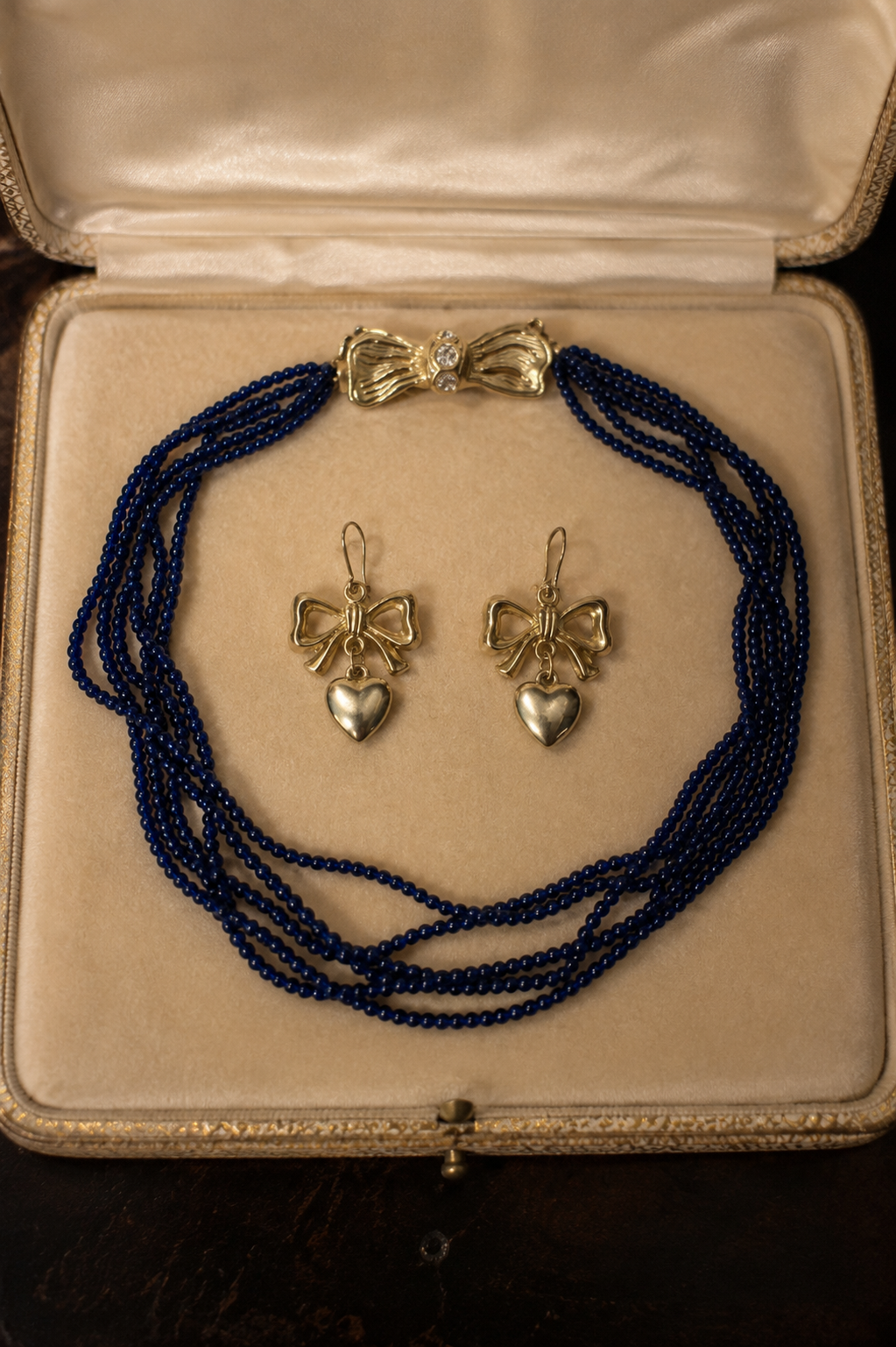 Parure BLU NOTTE americana anni ‘50 collana con fiocco in bagno oro e orecchini coordinati