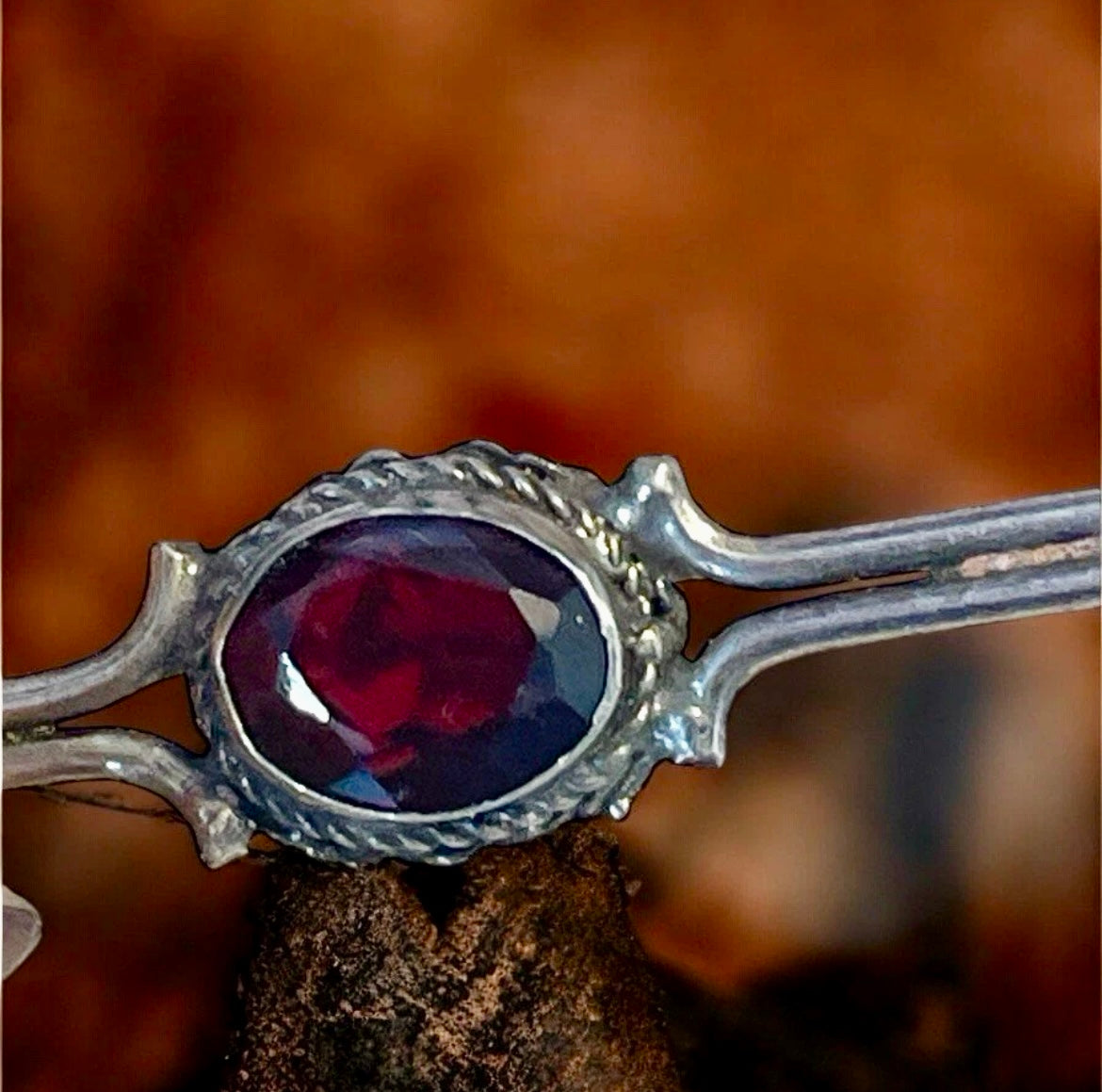 Spilla in argento con granato ed inclusione naturale, ca fine anni ‘40