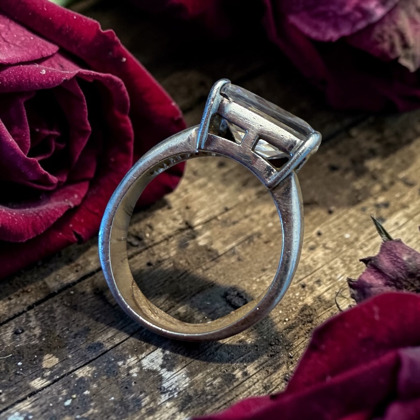 Anello argento 925 con castone e fascione alti e grande zirconia cubica, anni ‘70