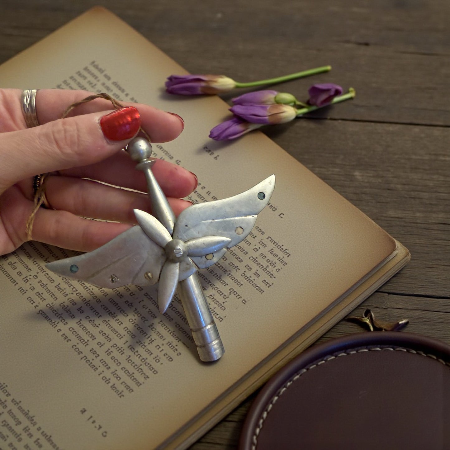 Pendente gioiello tratto da quille militare legata all’aviazione, primo dopoguerra, Francia