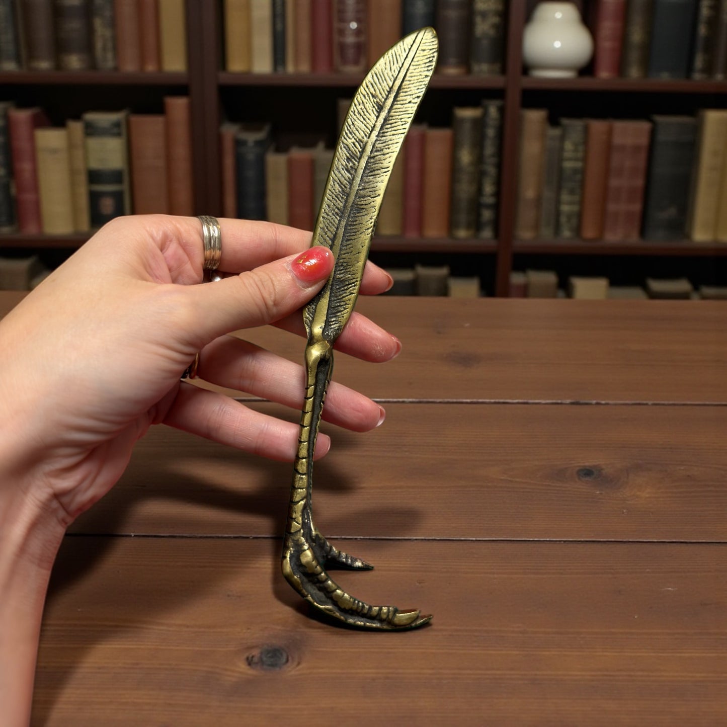 Tagliacarte a guisa di artiglio e piuma, ottone pieno, primo ‘900 spirito wunderkammer