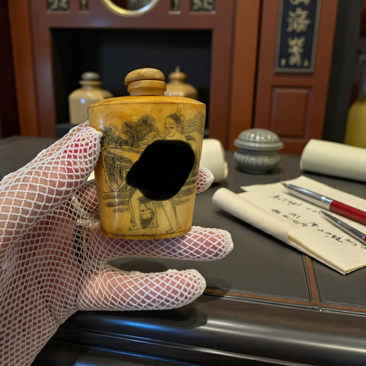 Snuff bottle in osso decorata su entrambi i lati con scene erotiche, Cina, metà ‘900 completa di cucchiaino