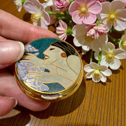 Poudrier anni 30-40 con specchio da borsetta tra Art Déco e Modernismo