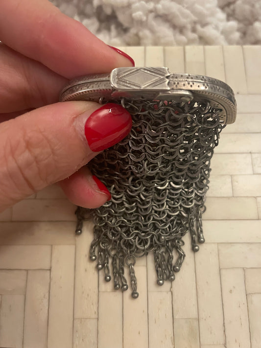 Porta monete in argento fine ‘800 - primo ‘900, finemente inciso, doppio scomparto