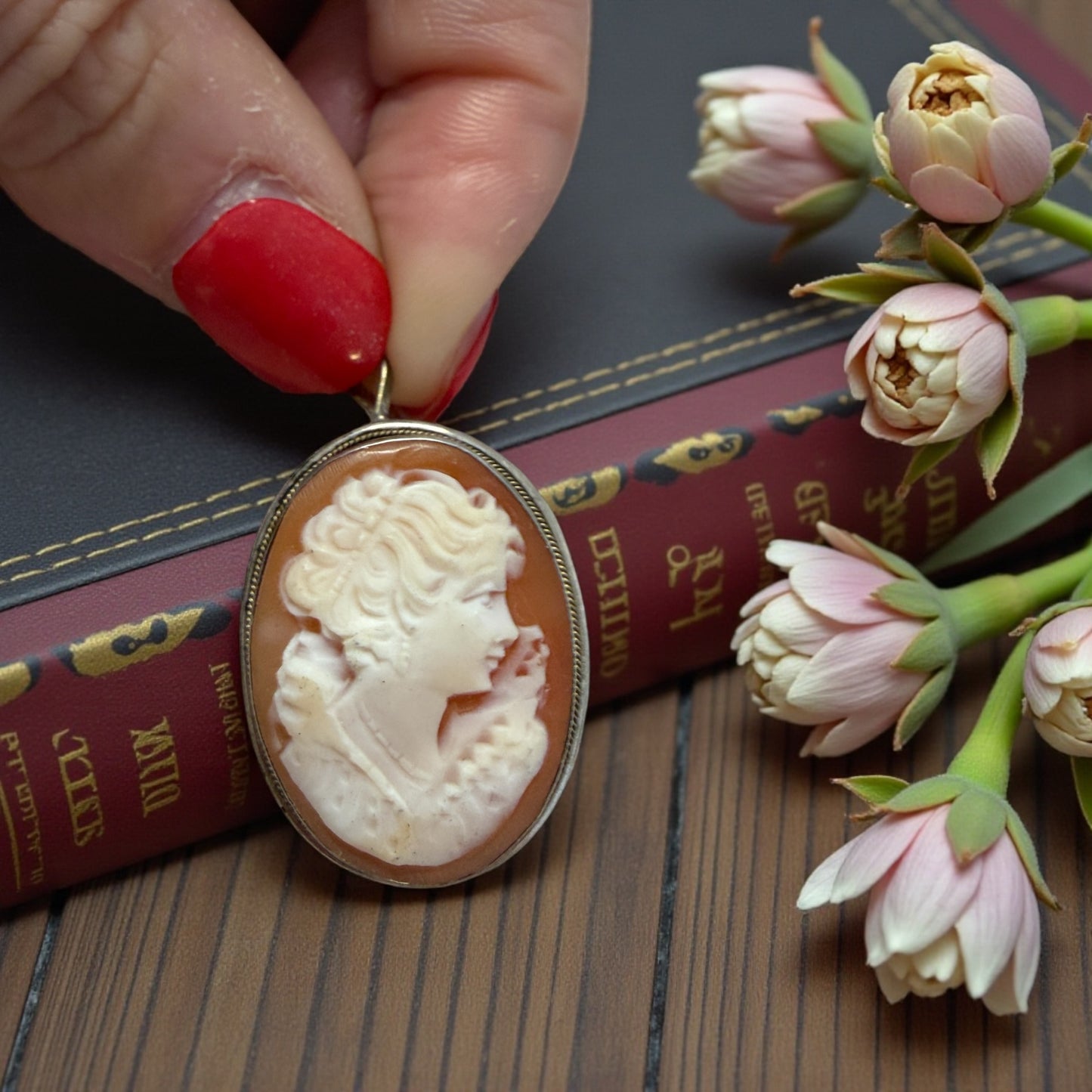 Cammeo su conchiglia in cornice d’argento, doppia funzione spilla & pendente, ca anni ‘50