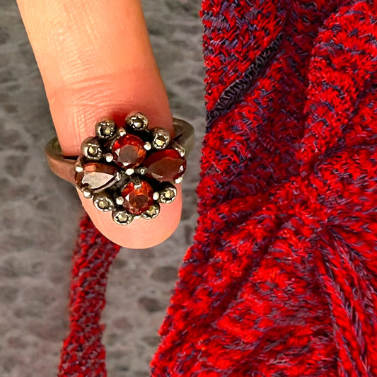 Anello in argento 925 con granati marcasiti