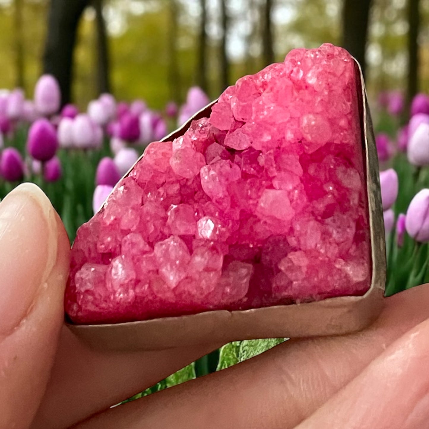 Grande anello placcato argento, creazione artigianale con drusa rosa