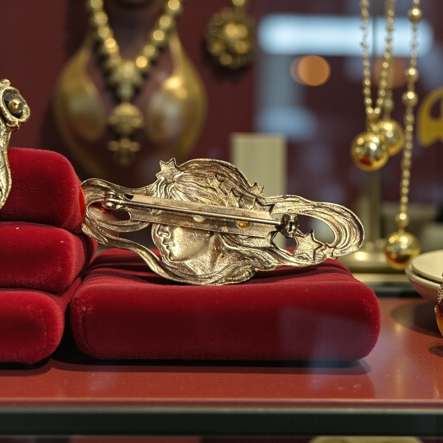 Spilla Liberty revival anni ‘60 con profilo di donna e stelle