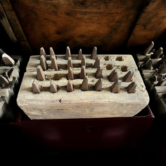 Ceppo con antichi punzoni alfabeto per siglare, ca anni ‘30