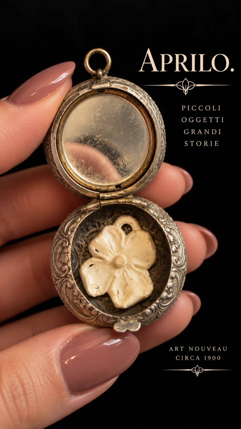 Pendente compact da Châtelaine con specchietto e fève d’epoca porta fortuna