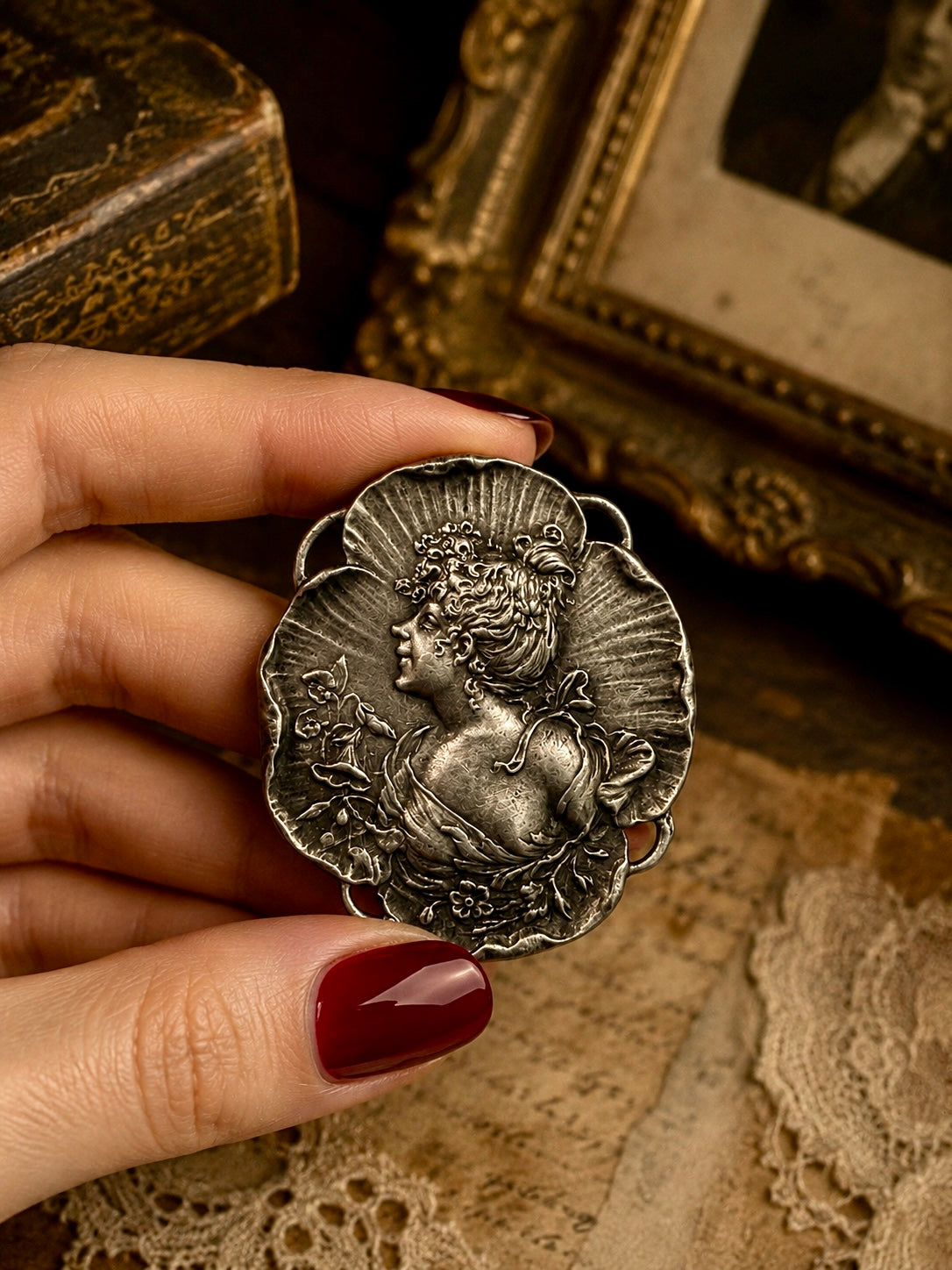 Spilla con profilo donna art Nouveau su viola del pensiero, placcata argento, primo ‘900