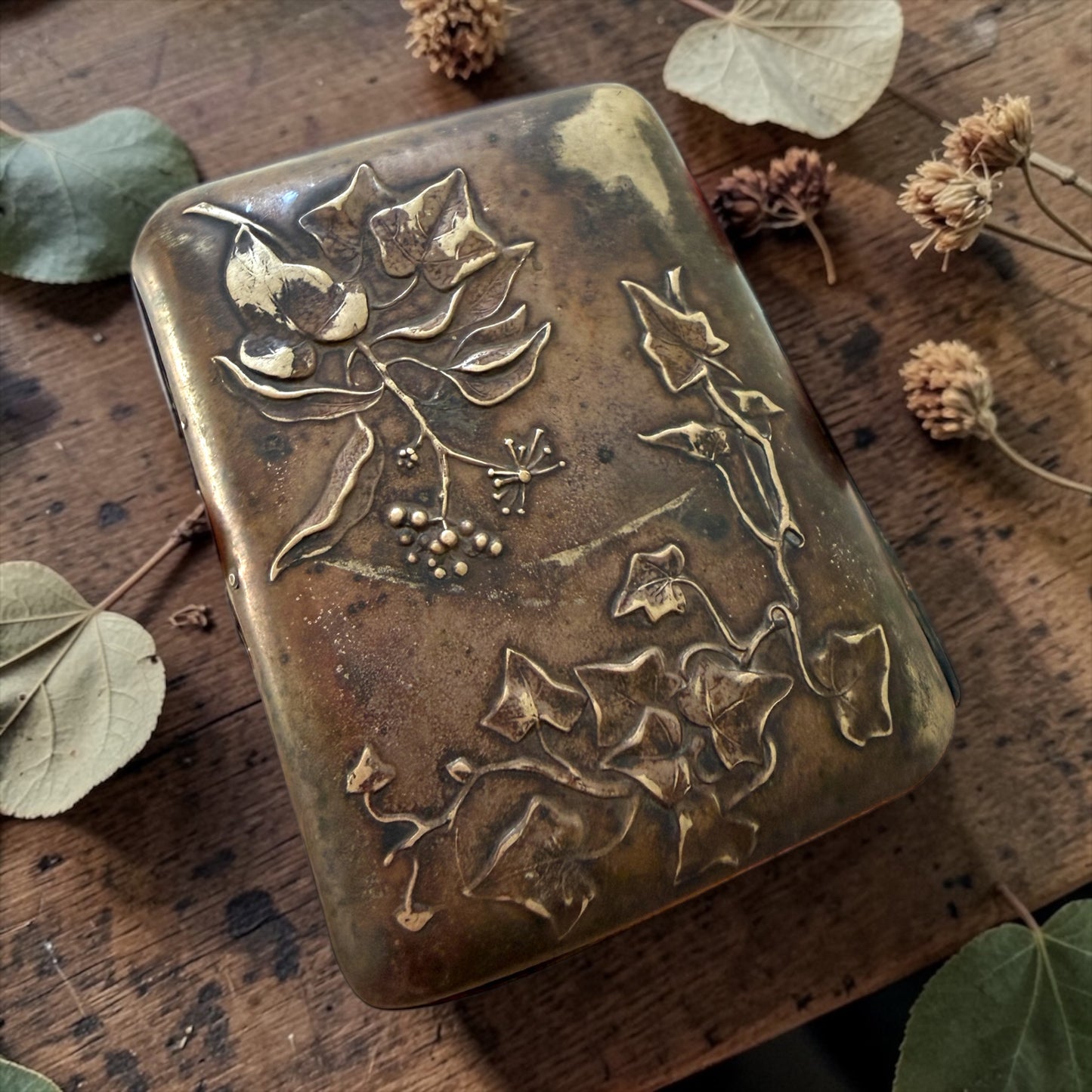 Antico portasigarette Art Nouveau a motivo d’edera con elastici originali d’epoca, fine ‘800 - primo ‘900