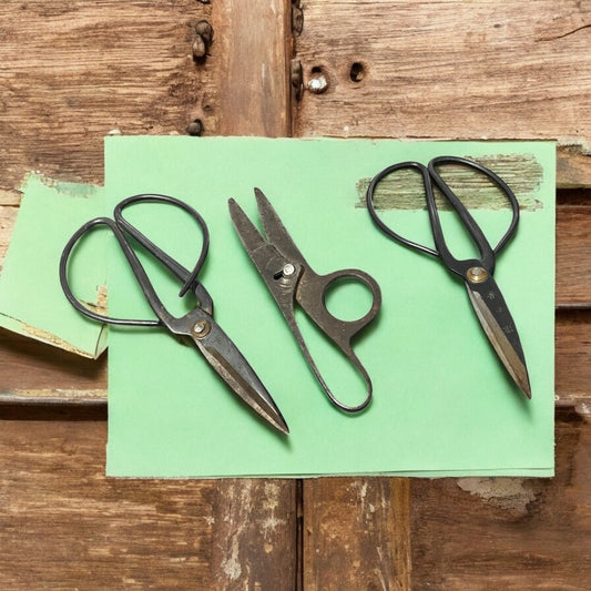 Tris antiche forbici, due da bonsai, Giappone