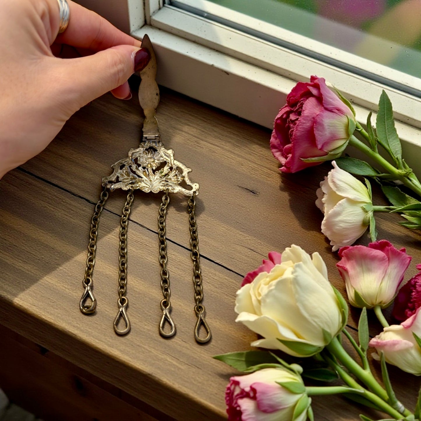 Antica Chatelaine da cintura con quattro catene, motivo floreale con margherita