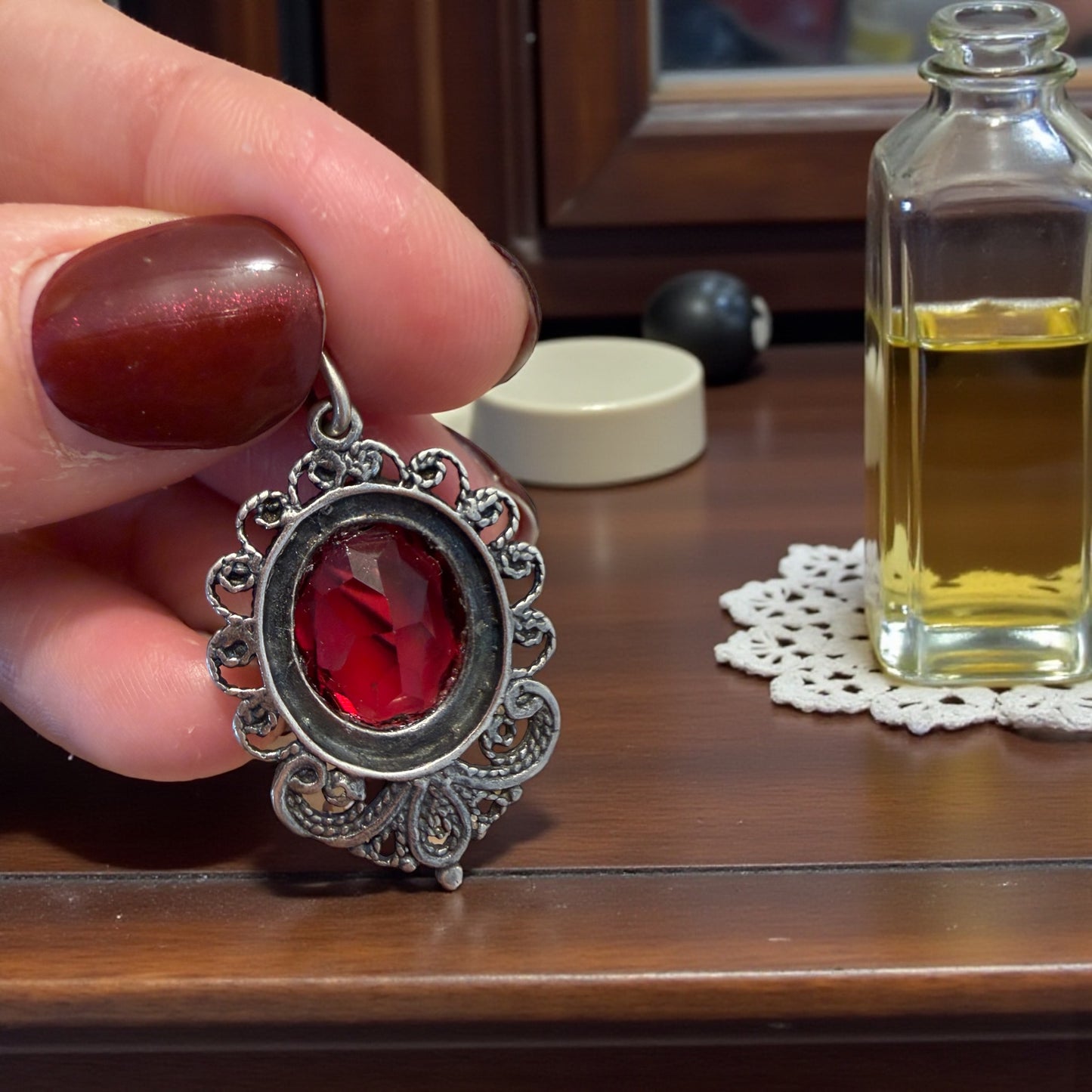 Pendente in argento con cabochon sfaccettato rosso profondo, stile vittoriano