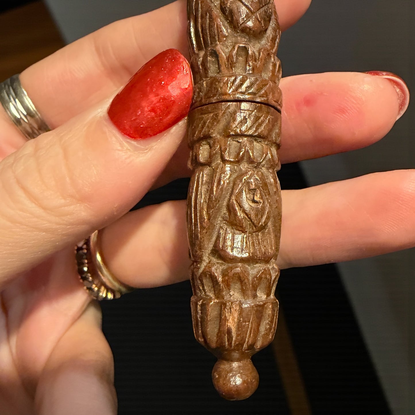 Antico needle case fine ‘800 intagliato a mano con ritratto “nascosto”