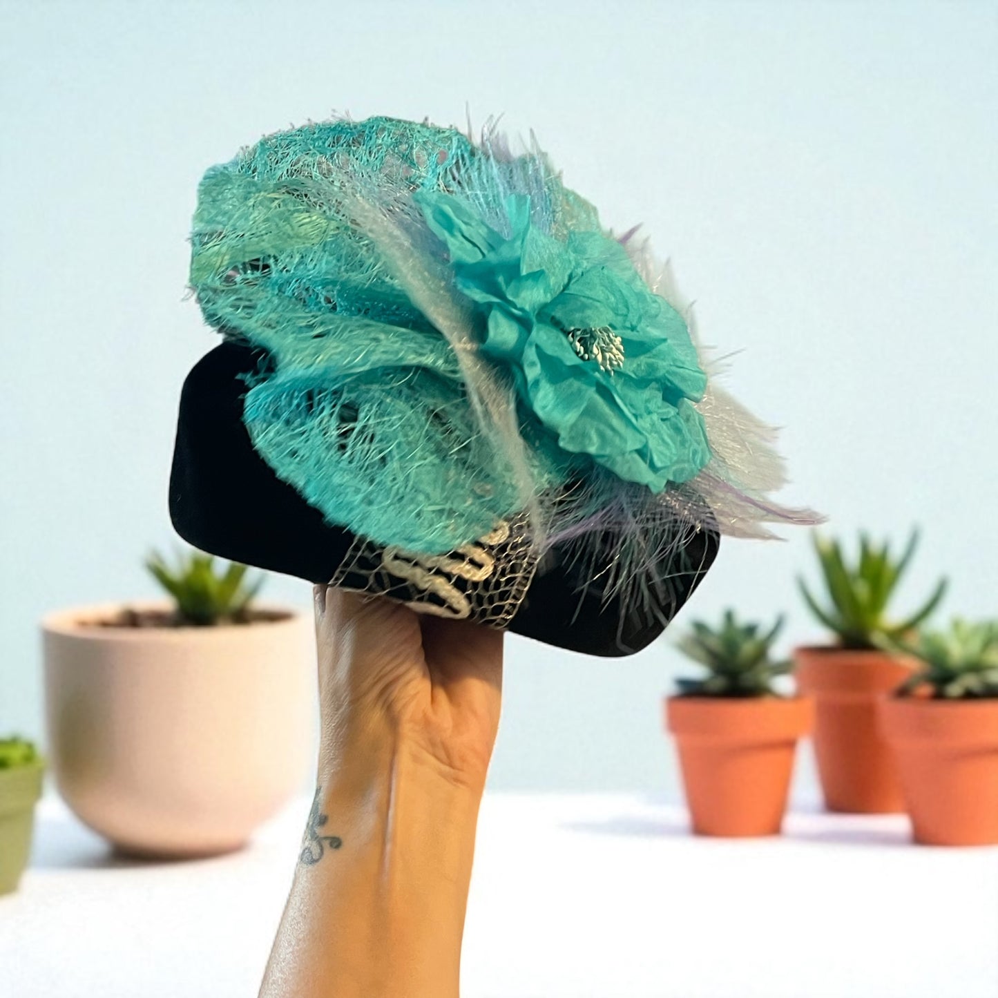 Cappellino cocktail anni ‘40 rivisitato da stilista