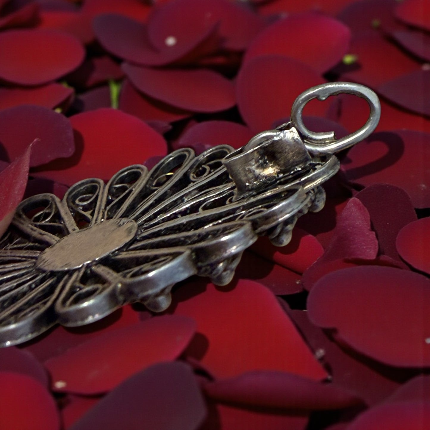 Antico ciondolo pendente in filigrana d’argento con cabochon di corallo ricostituito, prima metà ‘900