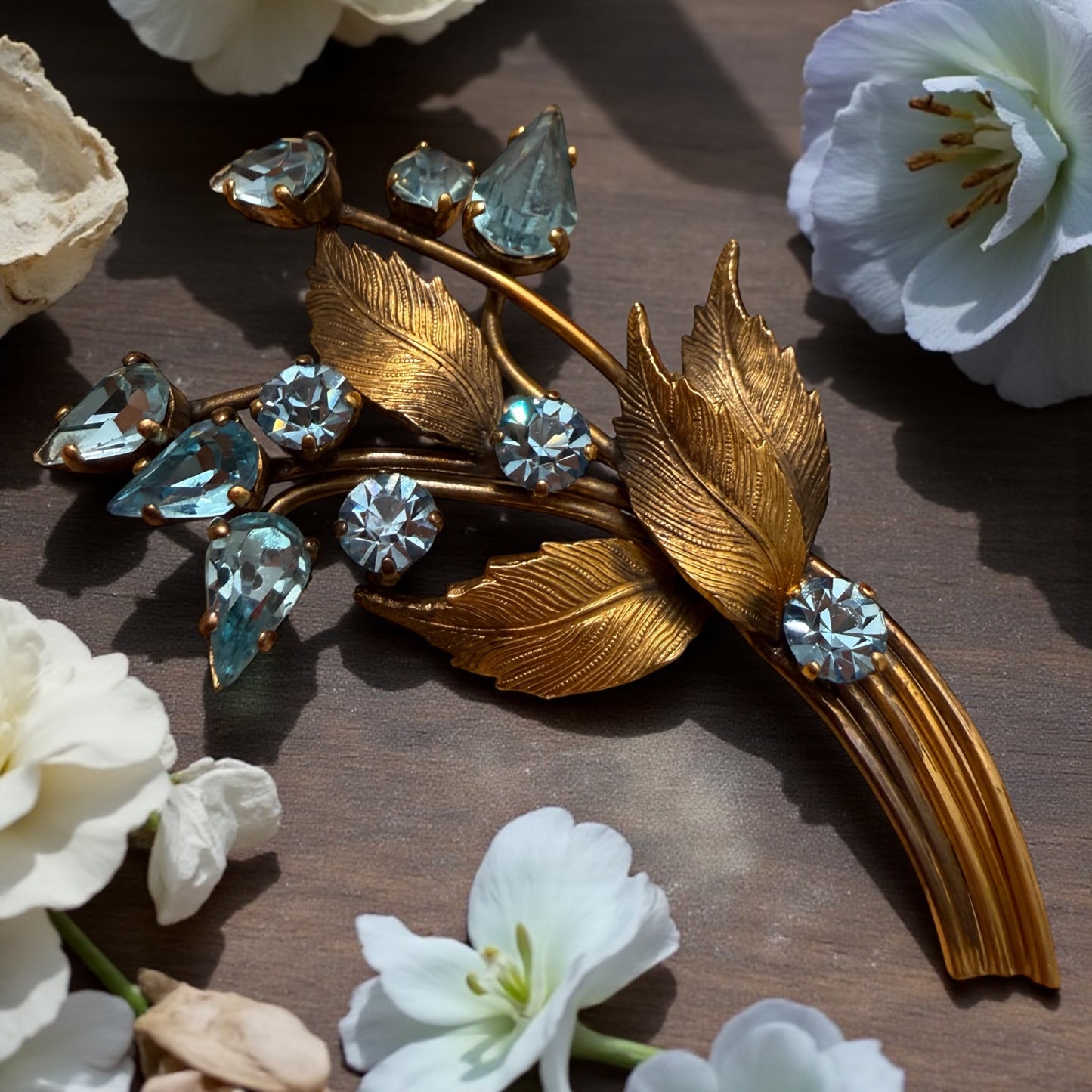 Spilla bouquet floreale anni ‘40 firmata, placcata oro con cristalli azzurri