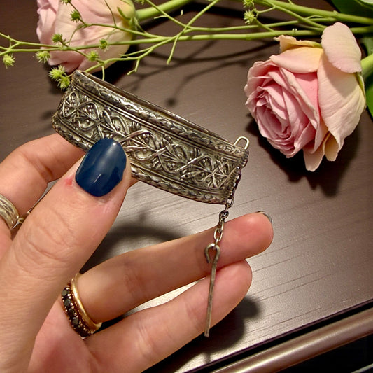 Bracciale rigido placcato argento tardo Liberty con motivo fitomorfo