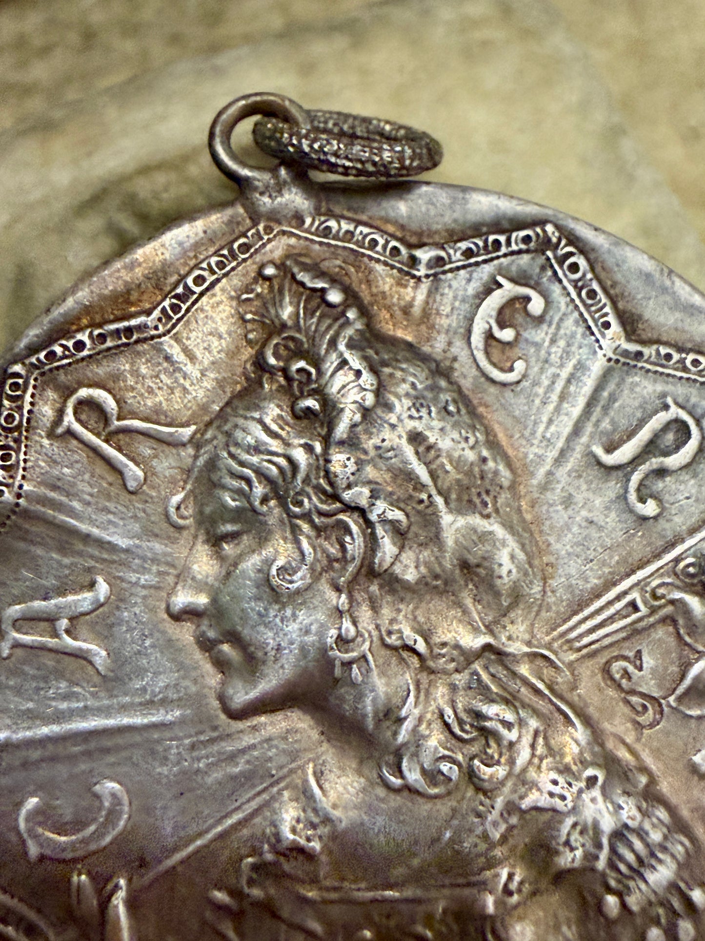 Gioiello Musa dell’Art Nouveau, Carmen come allegoria della donna nuova, fine ‘800 con scrigno