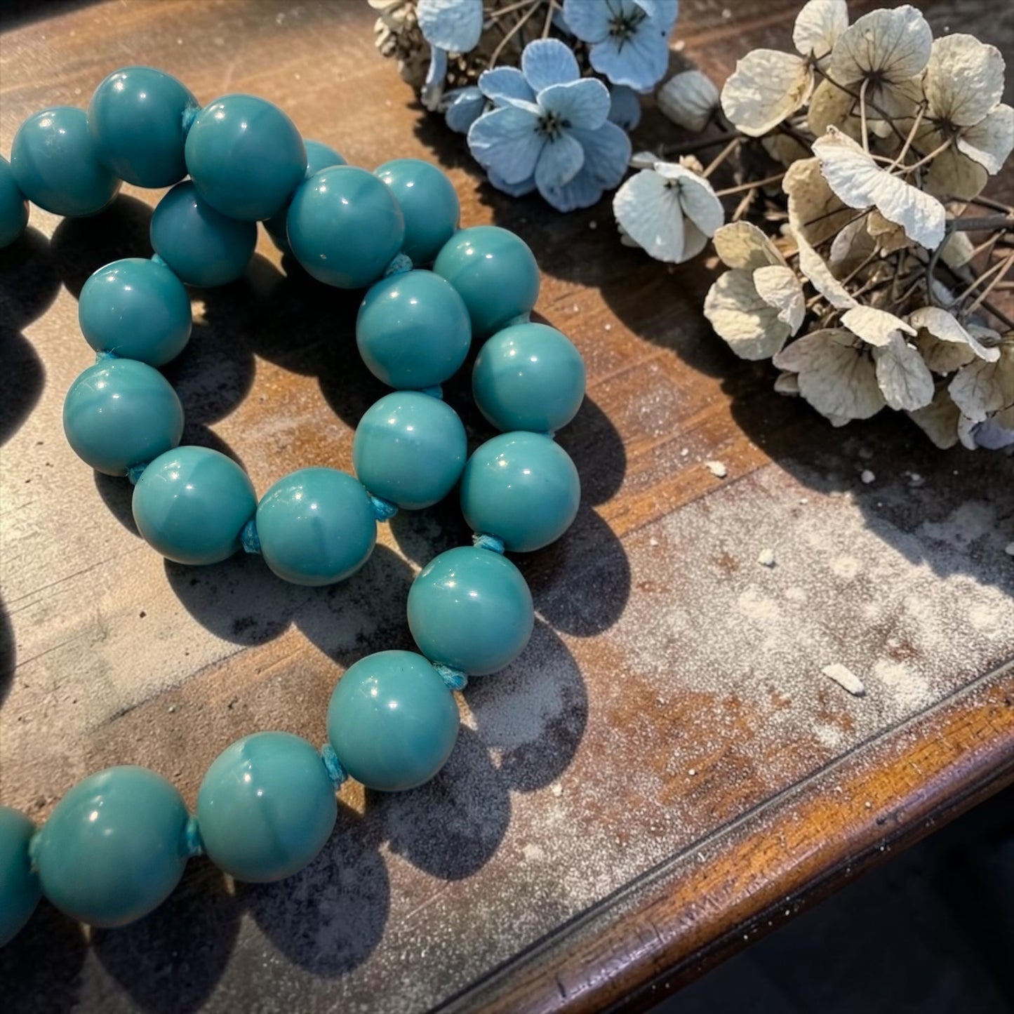 Collana choker in perle di vetro veneziano turchese con chiusura dorata, mid century 50s
