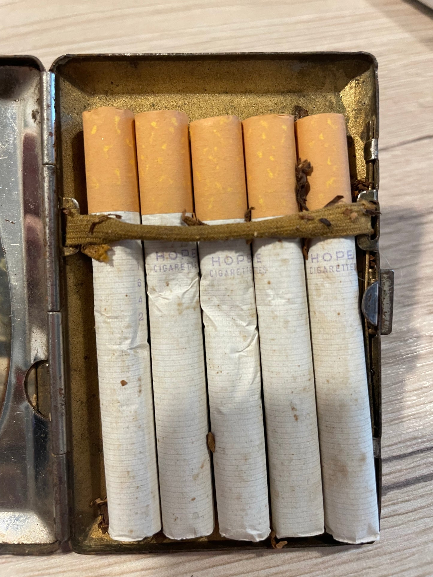 Cigarette case with nudes from the 40s