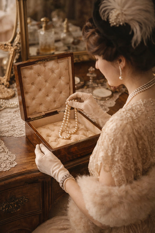 Antico grande scrigno in radica di noce con interno capitonné rosa