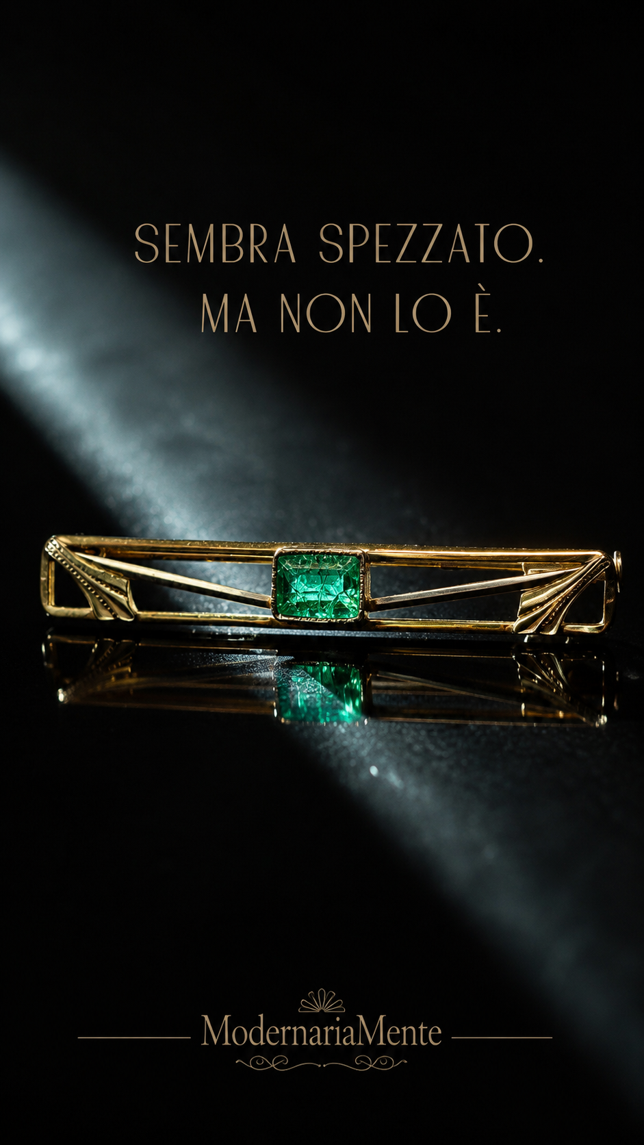 Spilla antica art déco a barretta placcata oro con cristallo verde