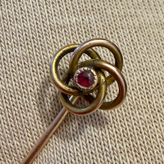 Spilla gioiello da cappotto placcata oro, nodo Liberty con piccolo granato