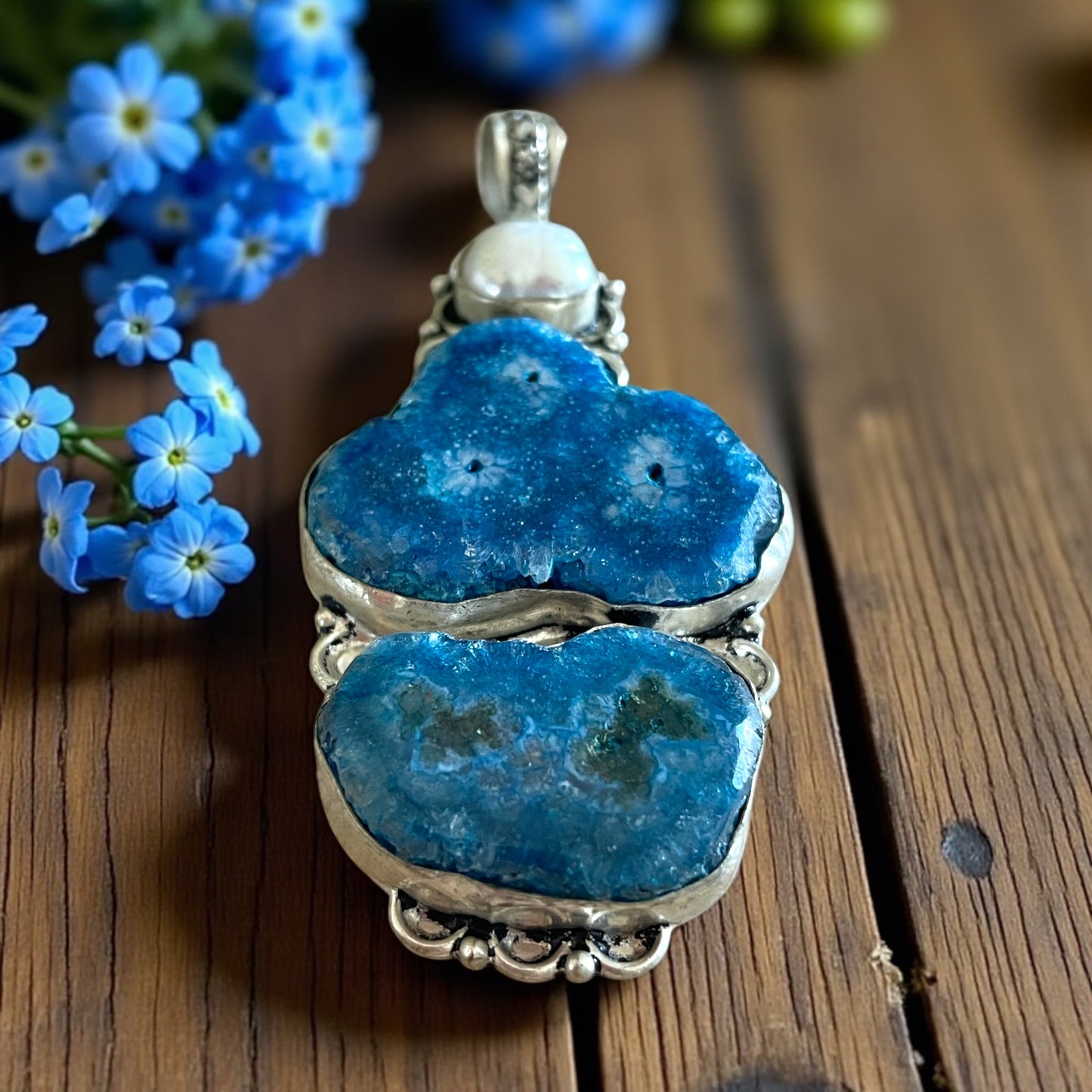 Pendente placcato argento con perla barocca e castoni in quarzo blu