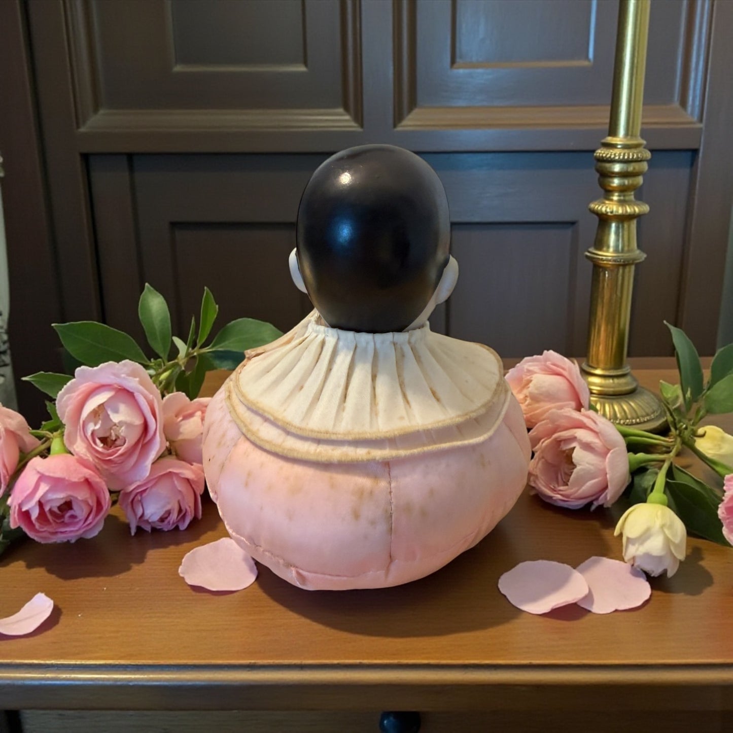 Antico punta spilli primo ‘900 a guisa di Pierrot in porcellana opaca con cuscino in raso rosa