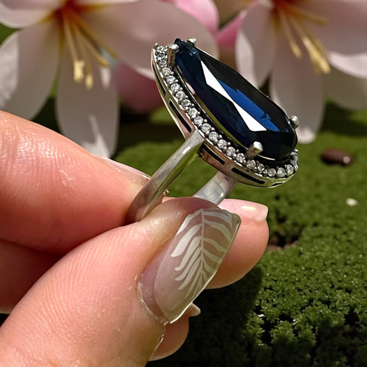 Anello in argento blu profondo, taglio marquise e zirconi, anni ‘70
